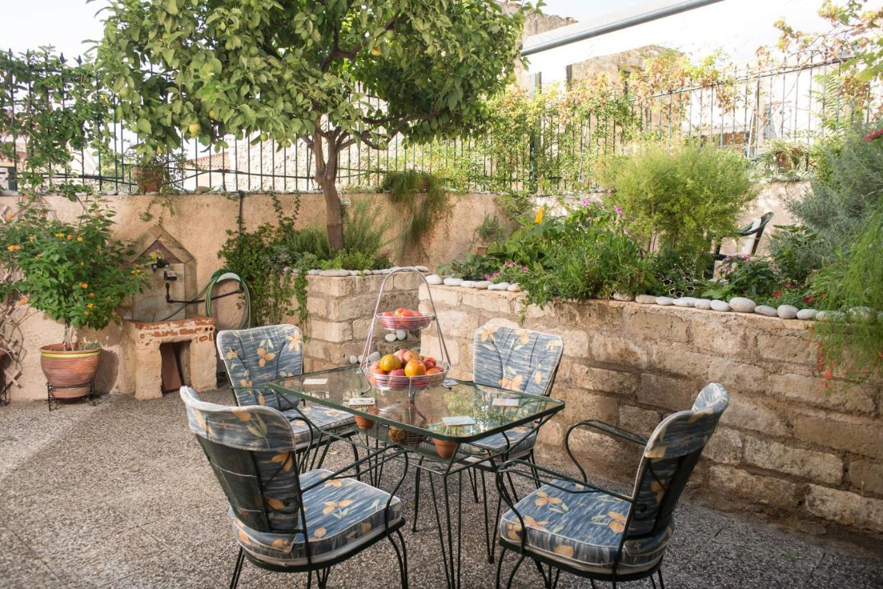 Maisonette With Garden In The Heart Of The Historical Kalamata Center Exteriör bild